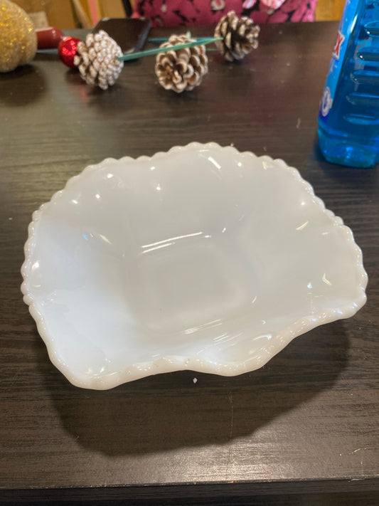 (1401) Vintage Milk Glass Ruffled Serving Bowl