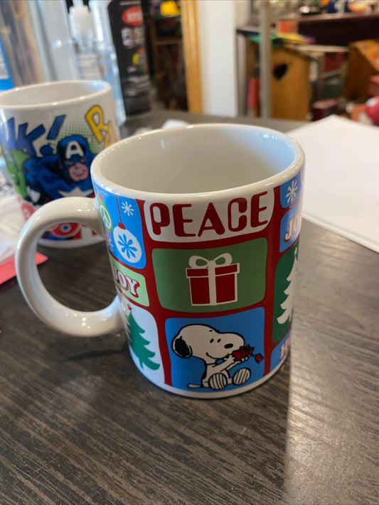 (1017) 60 year snoopy Xmas mug