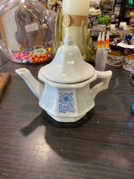 (1890) vintage Avon tea pot