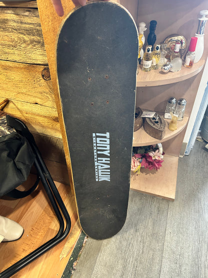 (1747) Tony hawk skateboard